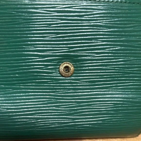 Authentic Louis Vuitton wallet Green EPI    Includes chain -with COA 
Like new - Picture 4 of 16